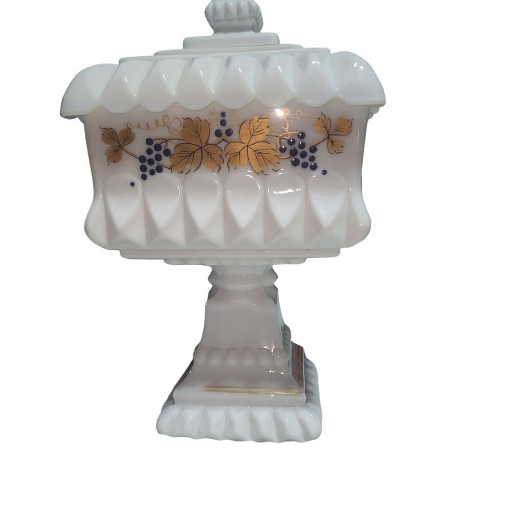 VINTAGE WESTMORELAND MILK GLASS LIDDED WEDDING BOX CANDY PEDESTAL DISH 1950 - Picture 2 of 10